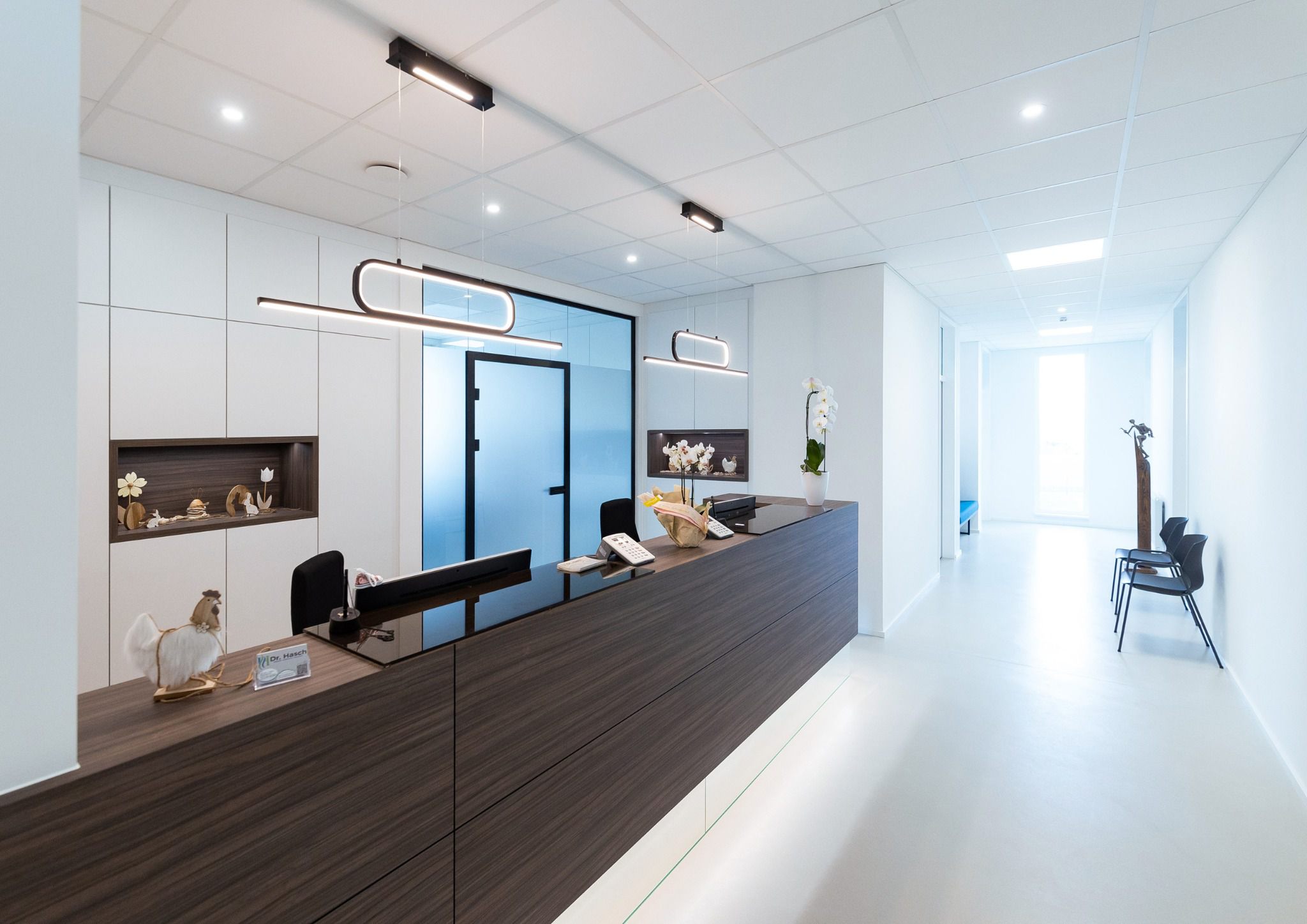 Langer, heller Gang mit Anmeldung in der Praxis Dr. Eckard Hasch