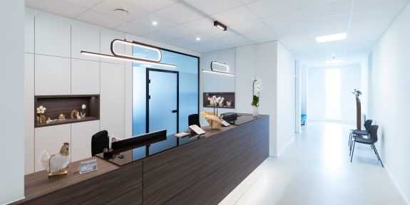 Langer, heller Gang mit Anmeldung in der Praxis Dr. Eckard Hasch